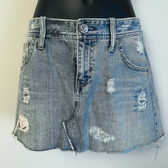 Vintage Women’s American Eagle Distressed Jean Denim Miniskirt Size 2 - Picture 1 of 6